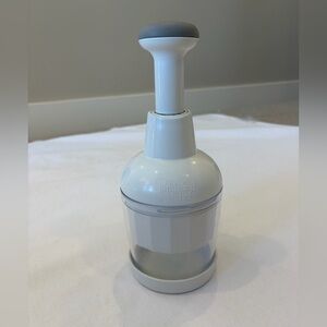 PAMPERED CHEF FOOD CHOPPER IN GREAT CONDITION. Comes apart to easily clean.